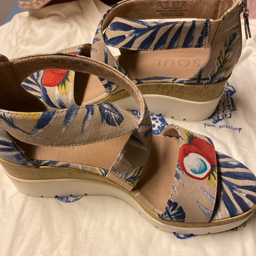 Naturalizer Soul Good Times Wedge Sandals with Floral Pattern - Picture 2 of 10